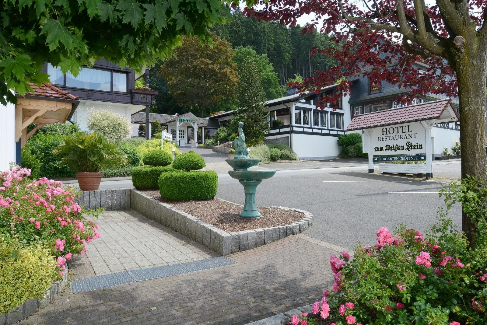 Au&szlig;enansicht des Hauses mit Hotelzufahrt und Brunnen